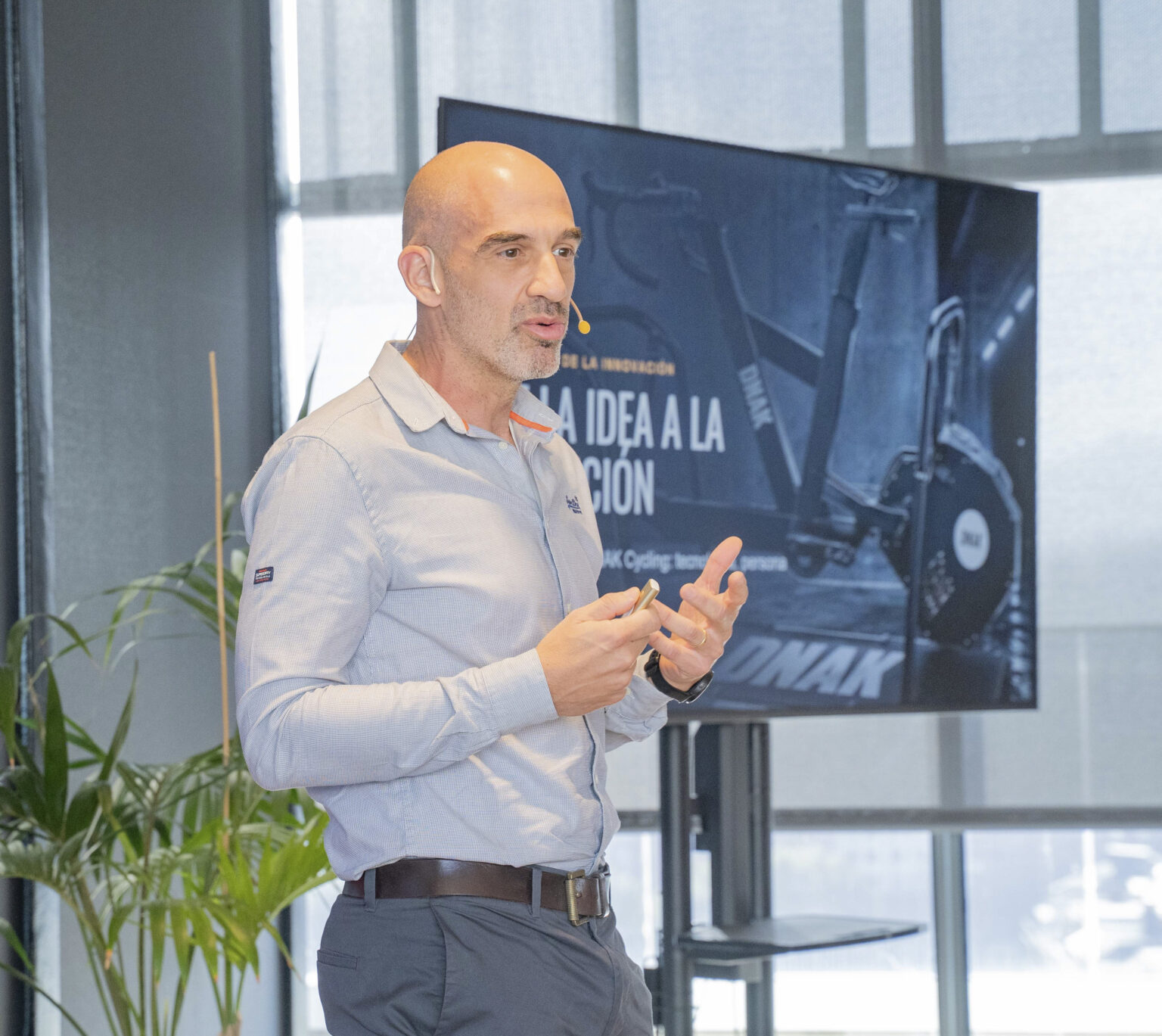 Aitor Díaz, founder of DNAK Cycling, during a presentation
